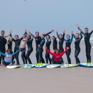 happy surf students in group classes with Bleu kite